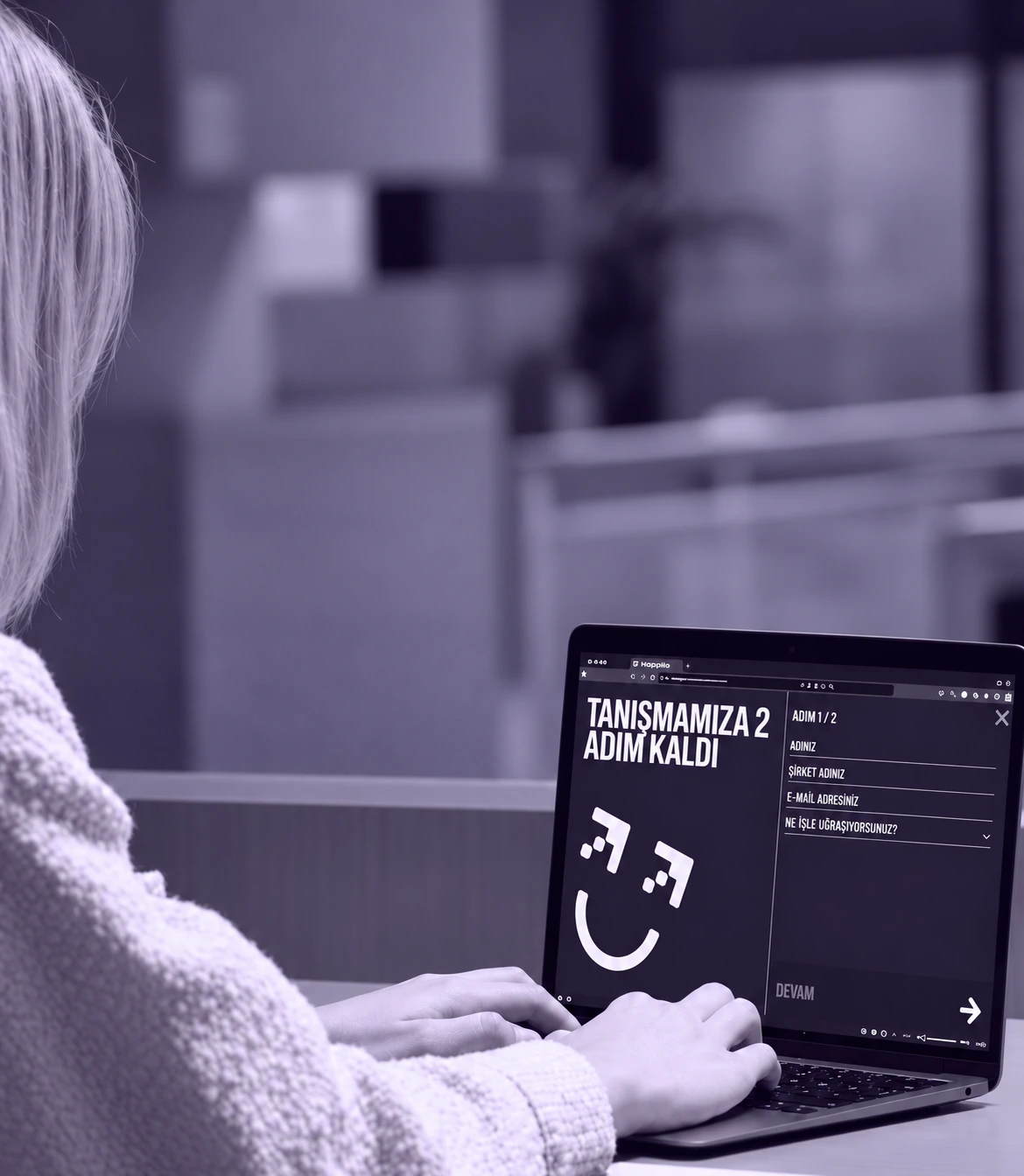 Happie web sitesi üzerinde çalışan ekip üyesi