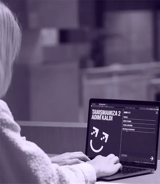 Happie web sitesi üzerinde çalışan ekip üyesi